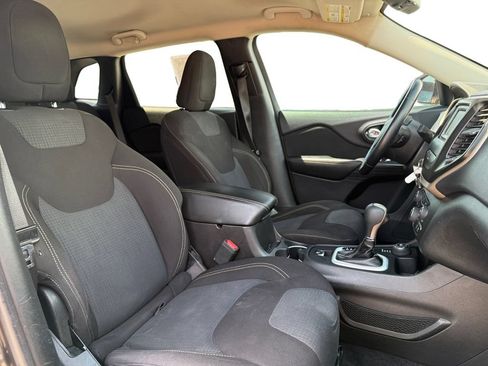 Used 2017 Jeep Cherokee Latitude w/ Safety/Convenience Group AWD/4WD image 11