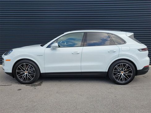 Used 2025 Porsche Cayenne E-Hybrid image 2