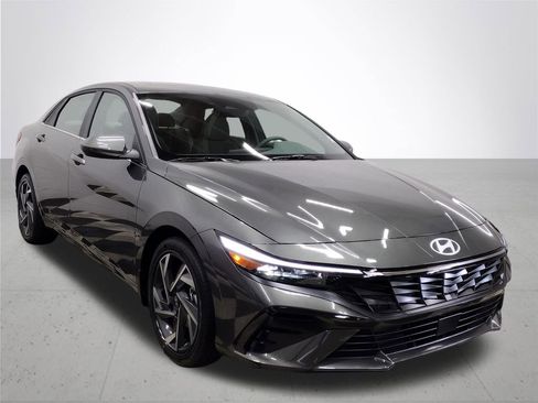 Used 2025 Hyundai Elantra SEL FWD image 5