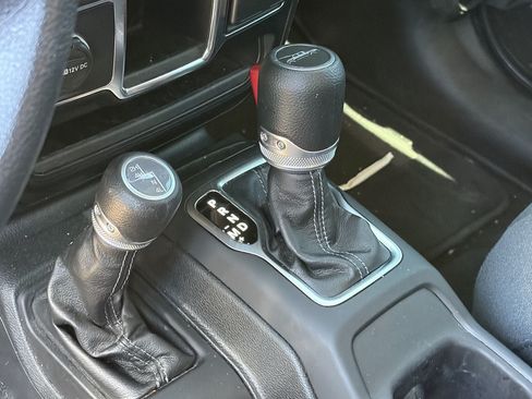 Used 2024 Jeep Gladiator Sport AWD/4WD image 11