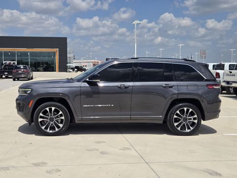 Used 2022 Jeep Grand Cherokee Overland w/ Luxury Tech Group IV AWD/4WD image 5