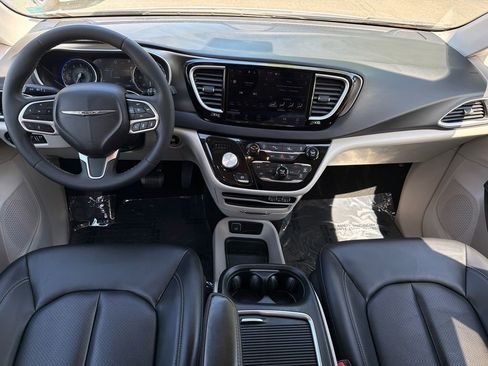 Used 2023 Chrysler Pacifica Touring-L FWD image 19