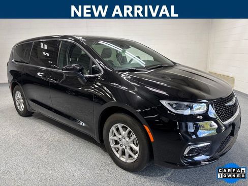 Used 2026 Chrysler Pacifica Select FWD image 1