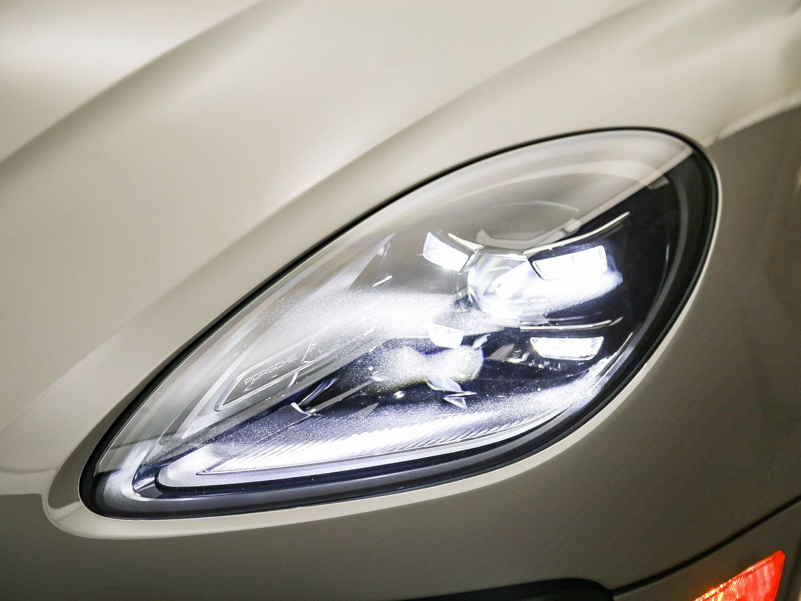 Certified 2026 Porsche Macan AWD/4WD image 11