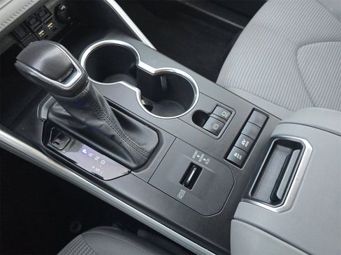 Used 2021 Toyota Highlander LE image 32