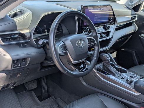 Used 2023 Toyota Highlander Limited AWD/4WD image 15