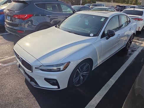 Used 2019 Volvo S60 T6 R-Design image 3