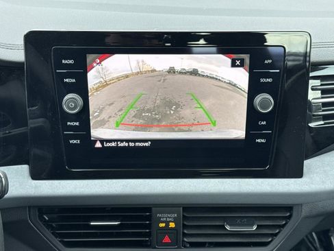 Used 2025 Volkswagen Jetta SE w/ Sunroof Package image 5