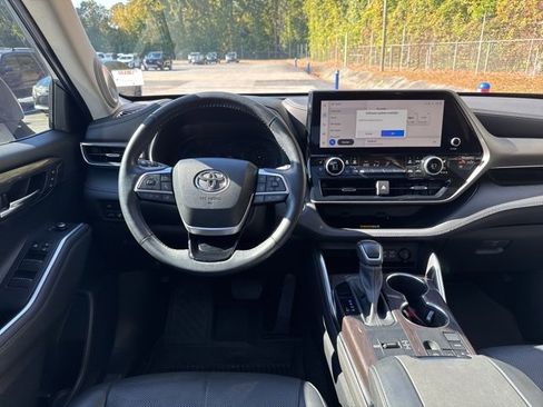 Used 2023 Toyota Highlander L image 26
