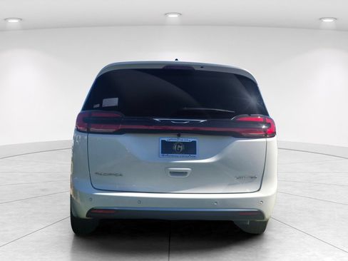 New 2027 Chrysler Pacifica Limited FWD image 4