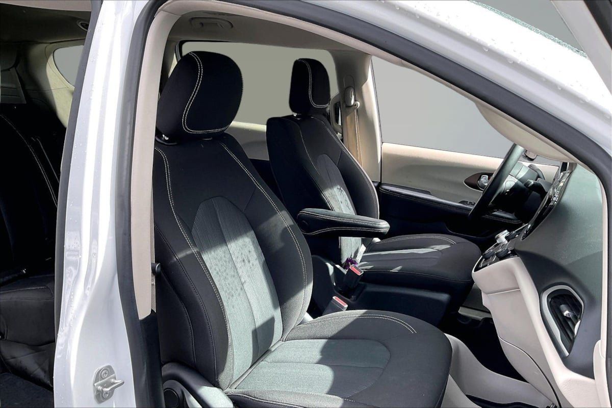 Used 2023 Chrysler Voyager LX FWD image 7