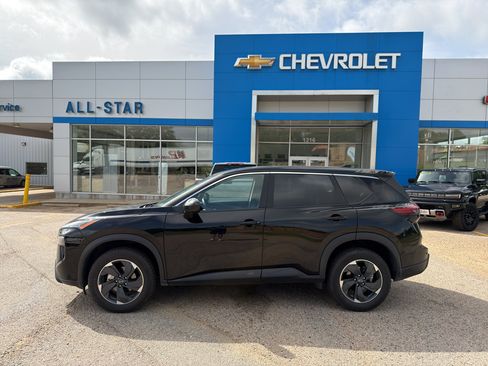 Used 2025 Nissan Rogue SV AWD/4WD image 3