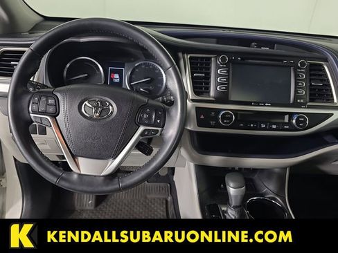 Used 2017 Toyota Highlander XLE image 9