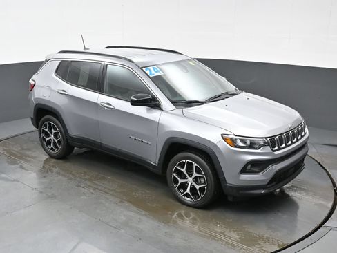 Used 2024 Jeep Compass Latitude AWD/4WD image 42