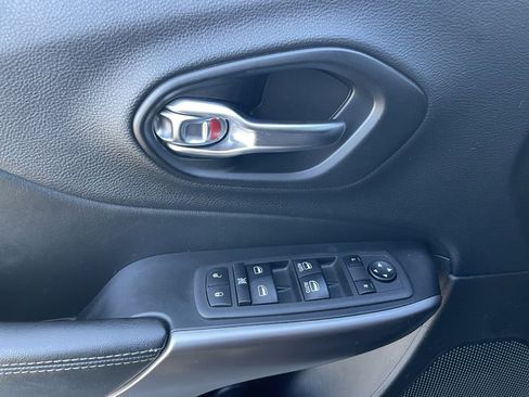 Used 2021 Jeep Cherokee Latitude Lux w/ Mopar Interior Package image 12