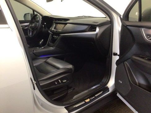 Used 2017 Cadillac XT5 Luxury w/ Driver Awareness Package AWD/4WD image 14