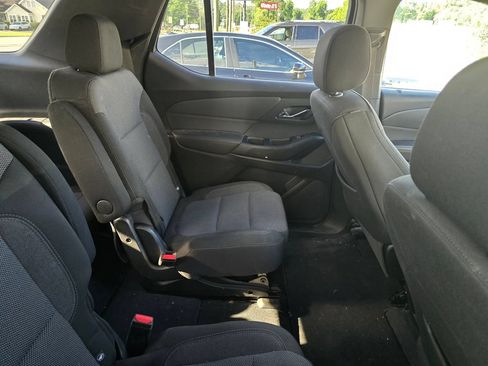 Used 2023 Chevrolet Traverse LT FWD image 3