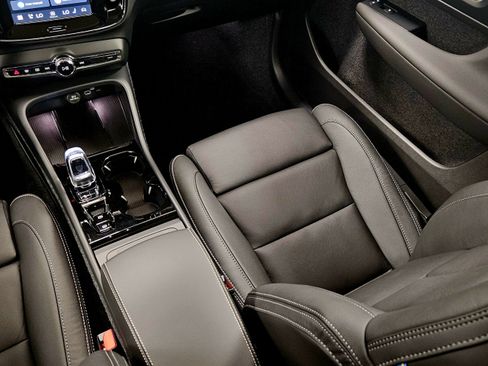 New 2026 Volvo XC40 B4 Plus w/ Climate Package image 17