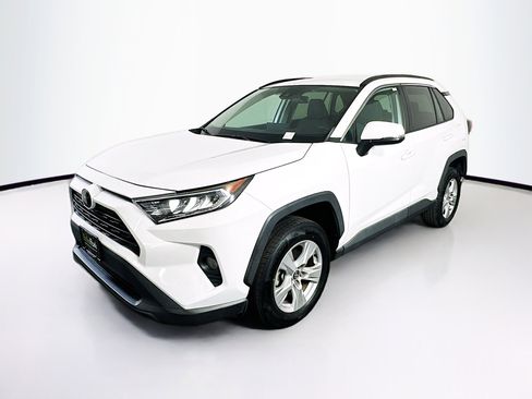 Used 2020 Toyota RAV4 XLE FWD image 3