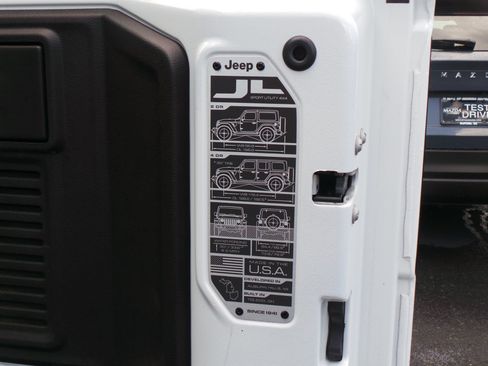Used 2022 Jeep Wrangler Unlimited Sahara AWD/4WD image 41
