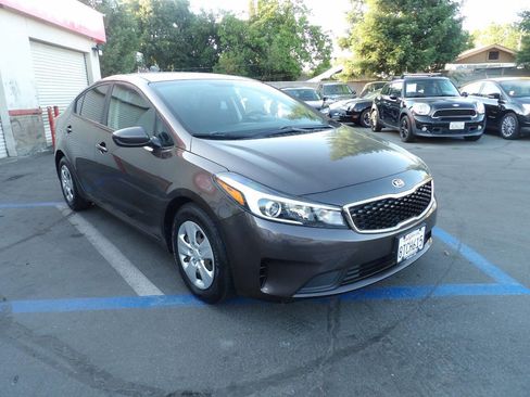 Used 2017 Kia Forte LX image 2