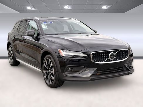 Certified 2025 Volvo V60 B5 Cross Country Ultra w/ Protection Package Premier image 6