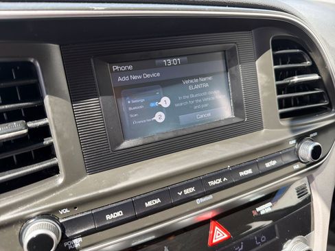 Used 2020 Hyundai Elantra SE FWD image 20