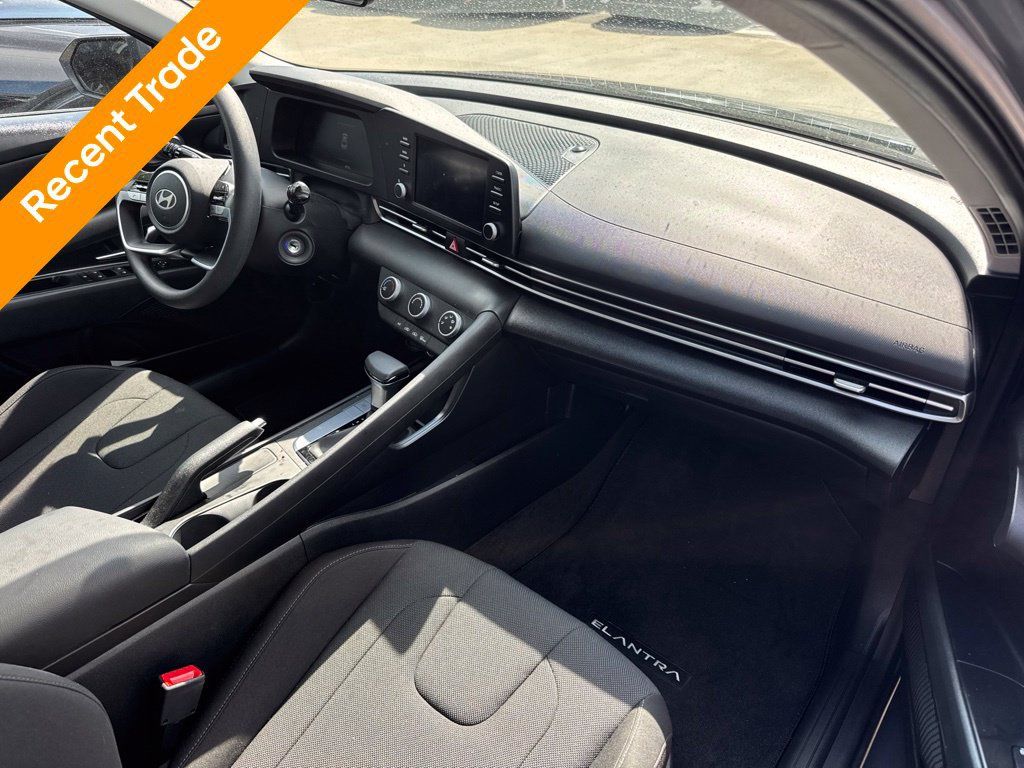 Used 2026 Hyundai Elantra SE FWD image 5