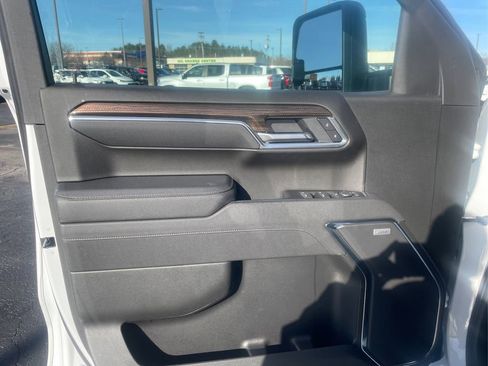 Used 2025 Chevrolet Silverado 1500 LT Trail Boss w/ Convenience Package II AWD/4WD image 17