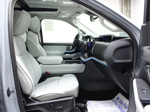 New 2026 Ford Expedition Platinum image 17