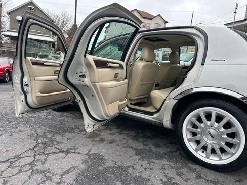 Used 2007 Lincoln Town Car Signature RWD image 30