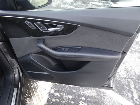 Used 2019 Audi Q8 Prestige w/ Luxury Package image 23