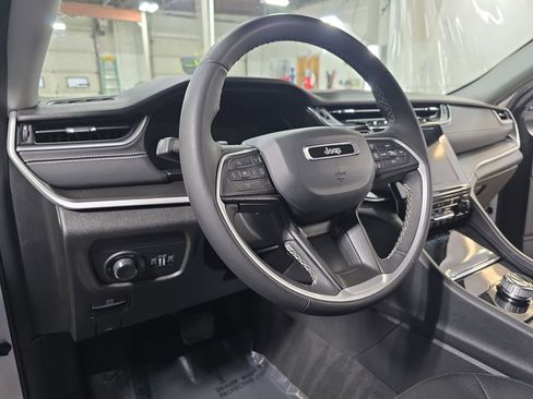 Used 2023 Jeep Grand Cherokee Laredo AWD/4WD image 15