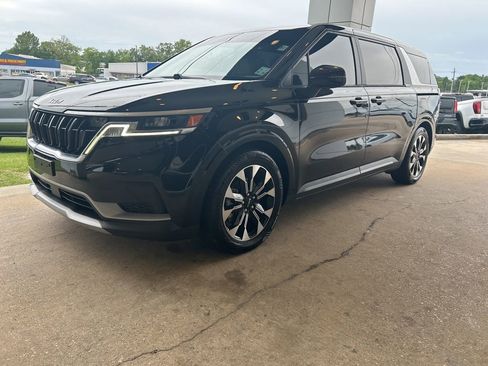 Used 2022 Kia Carnival EX FWD image 4