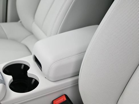 New 2026 Porsche Macan image 21