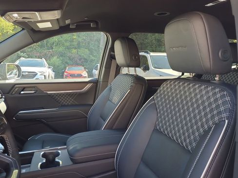 Used 2025 GMC Acadia Denali image 9