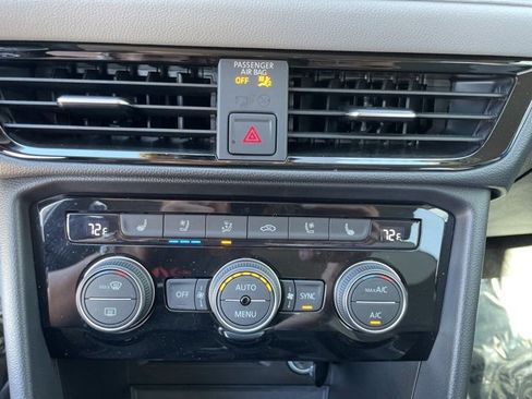 Used 2022 Volkswagen Taos SEL image 15