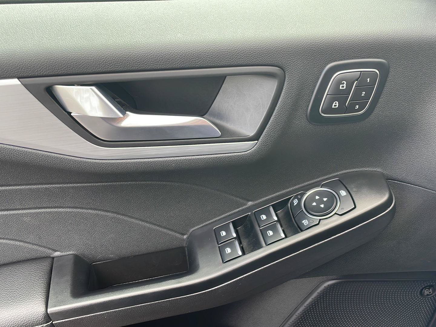 Used 2026 Ford Escape SE w/ PHEV Premium Package FWD image 11