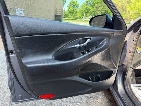 Used 2018 Hyundai Elantra GT FWD image 13