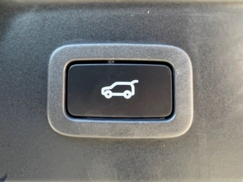 Used 2019 Land Rover Range Rover Velar R-Dynamic SE image 14