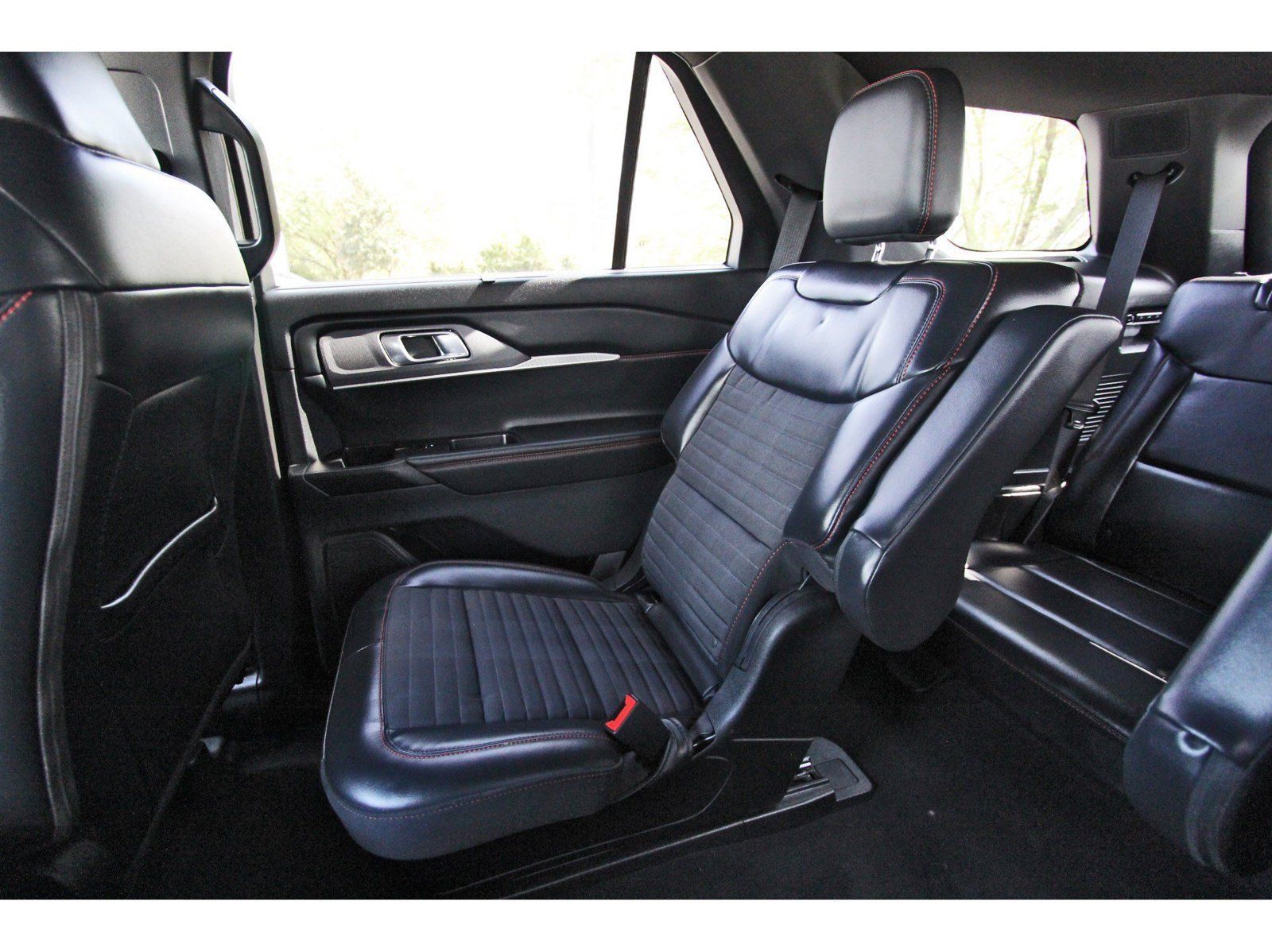 Used 2025 Ford Explorer ST-Line w/ Premium Package RWD image 12