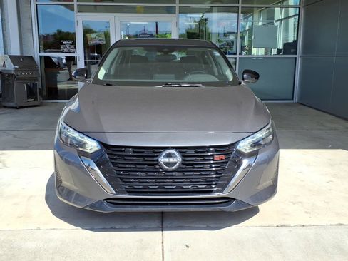 Used 2025 Nissan Sentra SR w/ SR Premium Package FWD image 2