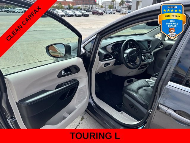 Used 2022 Chrysler Pacifica Touring-L FWD image 9