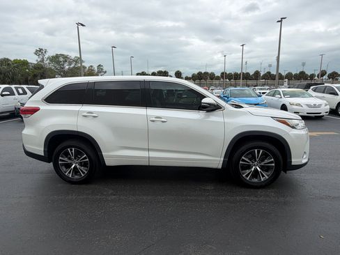 Used 2017 Toyota Highlander LE image 7