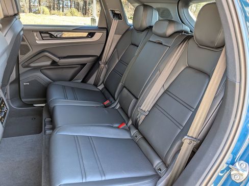 Certified 2025 Porsche Cayenne Coupe AWD/4WD image 32