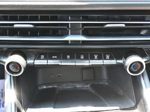Used 2024 Chevrolet Traverse LT FWD image 27