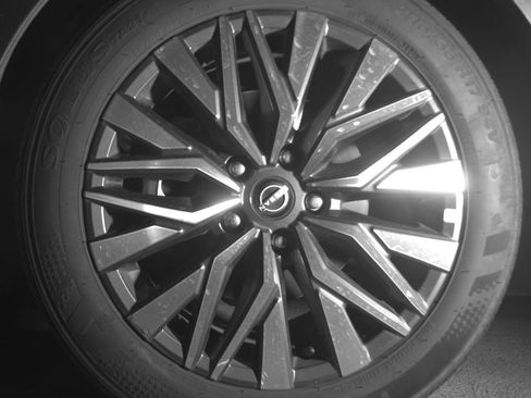 Used 2025 Nissan Altima 2.5 SV FWD image 12