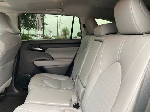 Used 2022 Toyota Highlander XLE FWD image 5