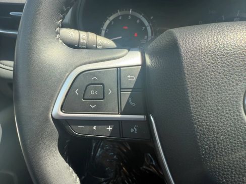 Used 2025 Toyota Highlander LE FWD image 11