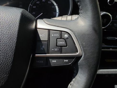 Used 2023 Toyota Highlander XLE AWD/4WD image 15